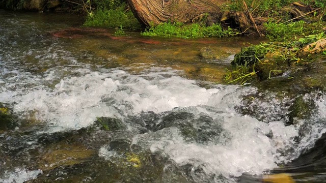 湍急的山河缓缓流淌视频素材