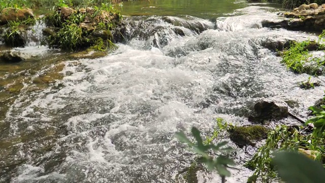 湍急的河水缓缓流淌视频素材