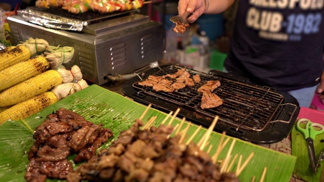 泰国地区的食物背景在晚上的街头食物视频素材