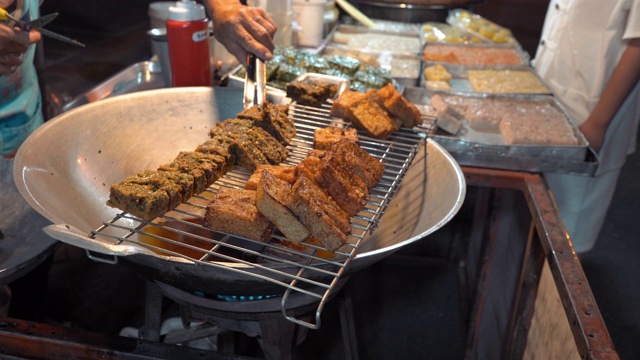 泰国地区的食物背景在晚上的街头食物视频素材