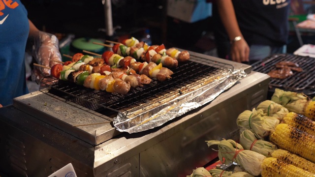 泰国地区的食物背景在晚上的街头食物视频素材