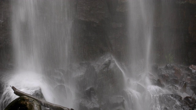 暴雨后热带雨林瀑布基地的平移拍摄视频素材