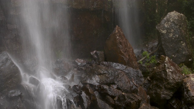 暴雨后的雨林瀑布基地视频素材