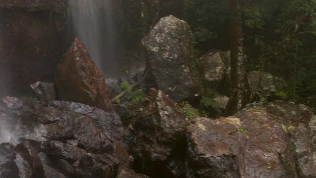 暴雨后热带雨林瀑布基地的平移拍摄视频素材