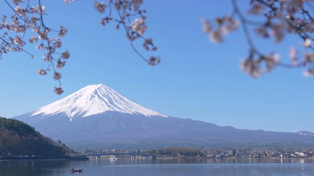 富士山和川口湖上的樱花(机架焦点)视频素材