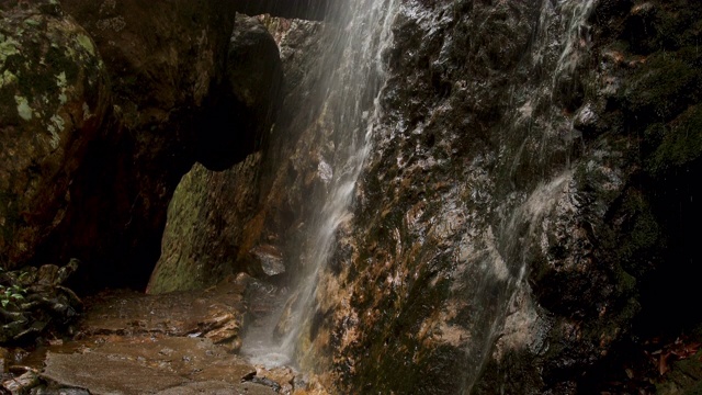 在澳大利亚热带雨林的徒步旅行路线上瀑布的平移镜头视频素材