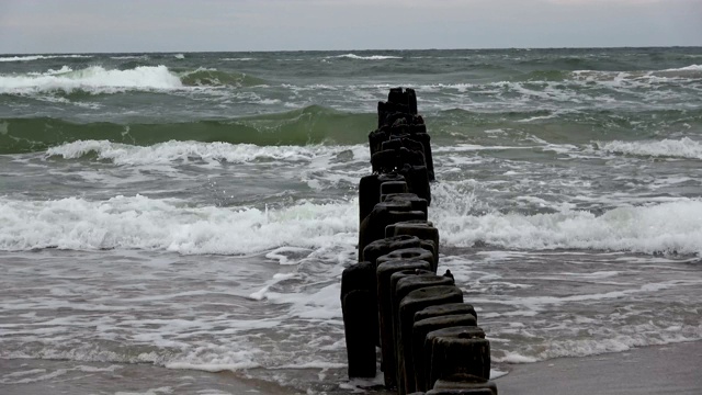 波罗的海海滩上的旧的废弃的码头、木桩、码头桩视频素材