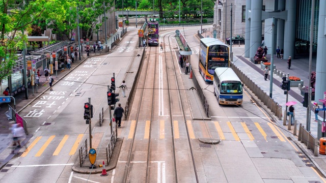 时间流逝拥挤的交通车辆和行人过人行横道在香港视频素材