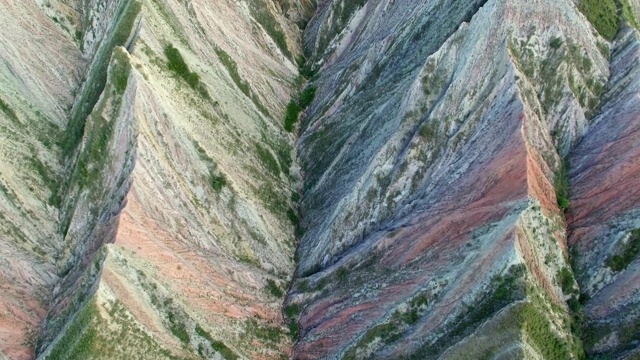 中国新疆天山丹霞地貌鸟瞰图。视频素材