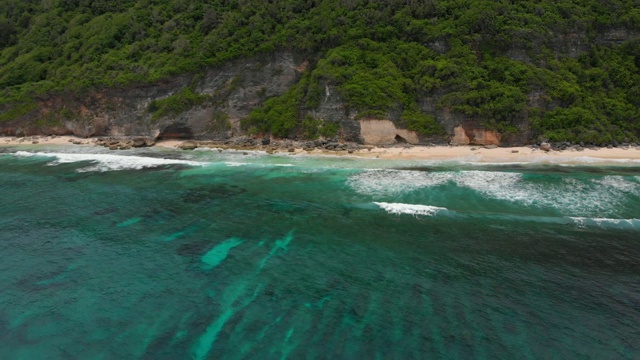 鸟瞰图热带海滩清澈的海洋和波浪。视频素材