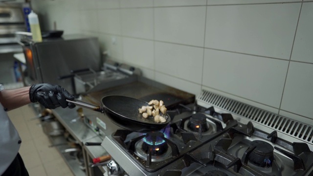 厨师在厨房用煎锅做饭视频素材