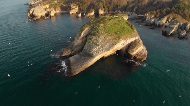 黑海海岸萨尔达拉湾的岩层视频素材