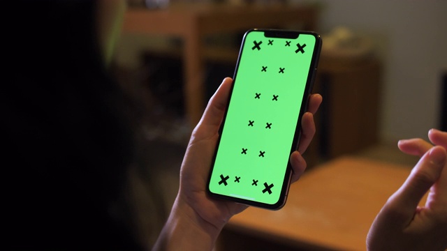 特写女人的手使用智能手机与绿色屏幕视频素材