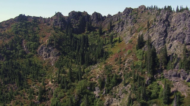 锯齿山鸟瞰图与圣海伦斯山和Lone Butte在背景，华盛顿。视频素材