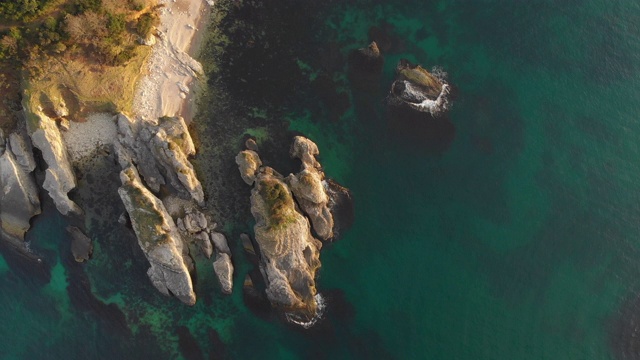 鸟瞰图的岩石黑海海岸视频素材