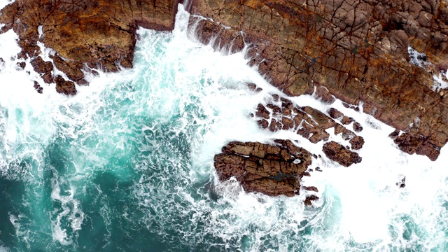 就在波涛汹涌的海面上撞击岩石视频素材