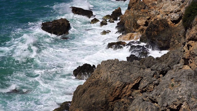 美丽的海浪和岩石视频素材