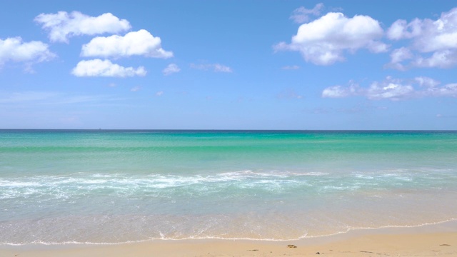 普吉岛海滩海，海滩海在夏天的阳光。在泰国普吉岛卡伦海滩，4K超高清视频剪辑。视频素材