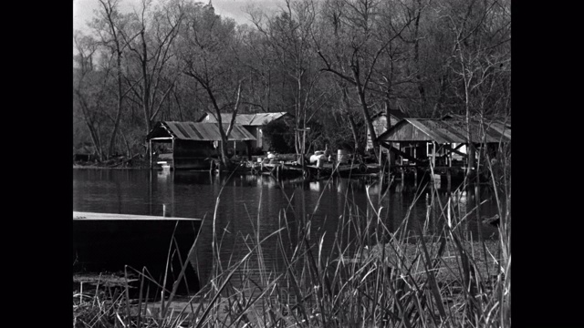 1950年代-沼泽地区高跷棚屋的广角镜头视频素材