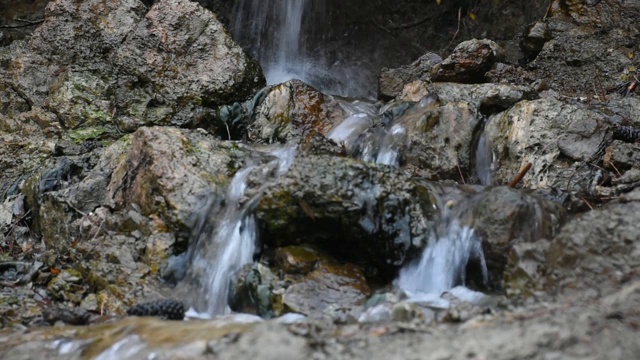 秋叶淙淙的流水声视频素材