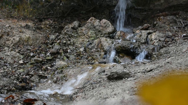 秋叶淙淙的流水声视频素材