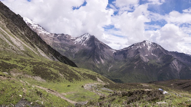 中国四川省四姑娘山国家公园海子谷四姑娘山地区山脉的自然TL景观视频素材