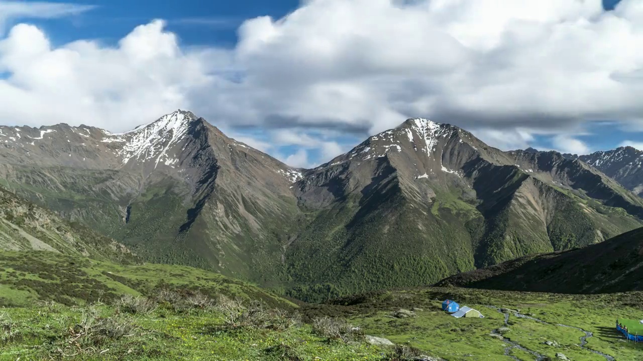 中国四川省四姑娘山国家公园海子谷四姑娘山地区的夏季自然TL景观，日落前视频素材