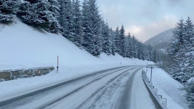 4K视频驾驶通过冬季积雪覆盖的乡村景观视频素材