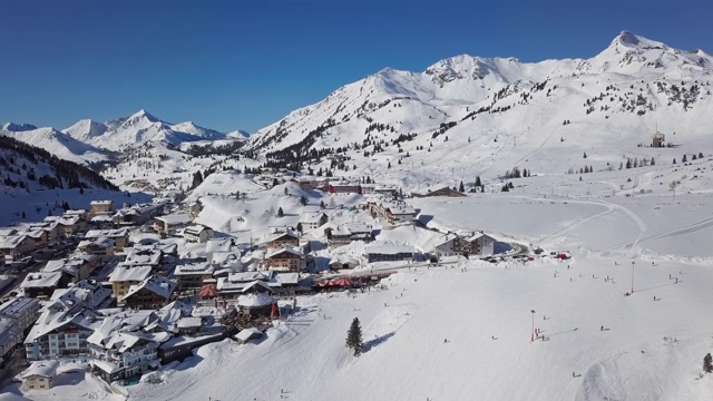 鸟瞰图滑雪坡上的滑雪者在奥博陶恩滑雪场，奥地利萨尔茨堡国。视频素材