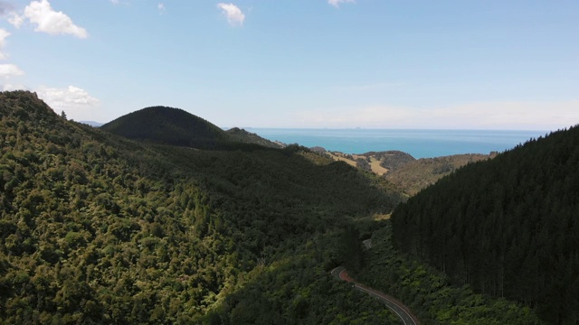 多山的山谷空中视频素材