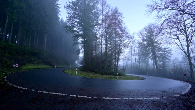 发夹式转弯在冬天的早晨，Walldürn, Baden-Württemberg，德国视频素材