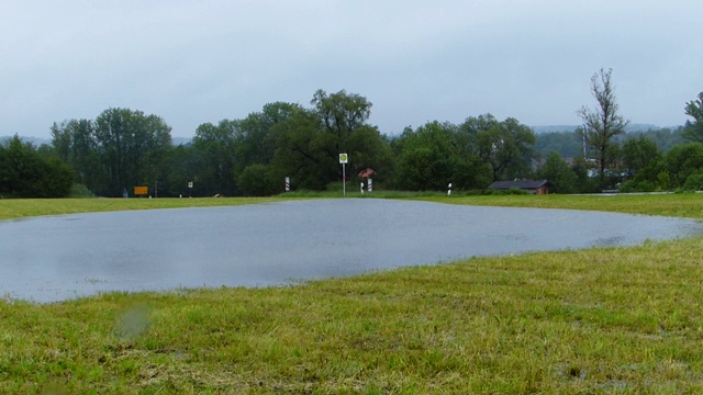 雨水淹没道路视频素材