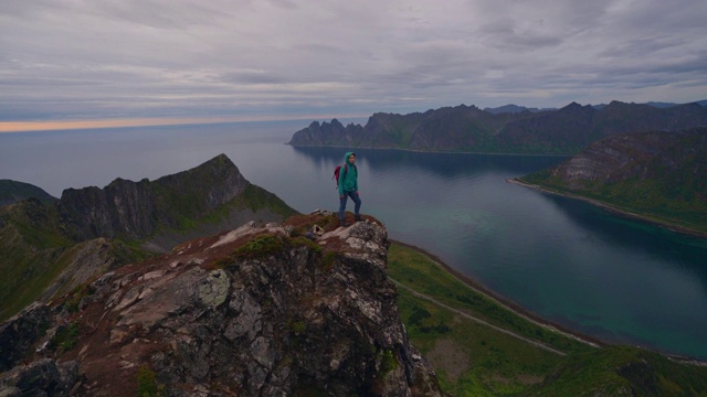 一名妇女在雾中Senja岛的山上徒步旅行视频素材