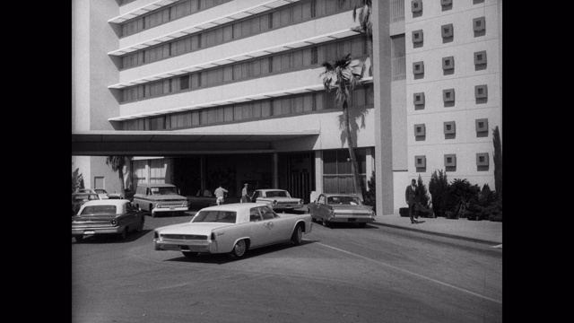 1960年代-平移拍摄的汽车到达酒店，拉斯维加斯大道，拉斯维加斯，内华达州，美国视频素材