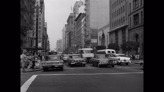 1960年的今天，在美国加州洛杉矶市区，宽阔的街道上行驶的车辆视频素材