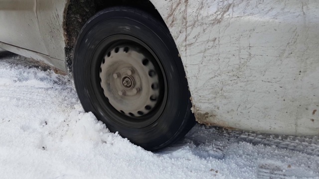 车轮在雪地上打滑，靠近视频素材