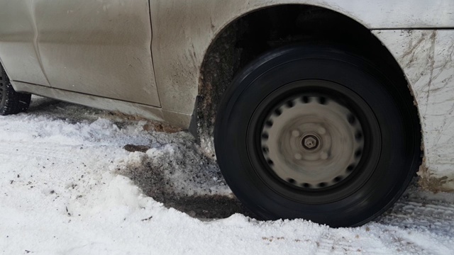 车轮在雪地上打滑，靠近视频素材