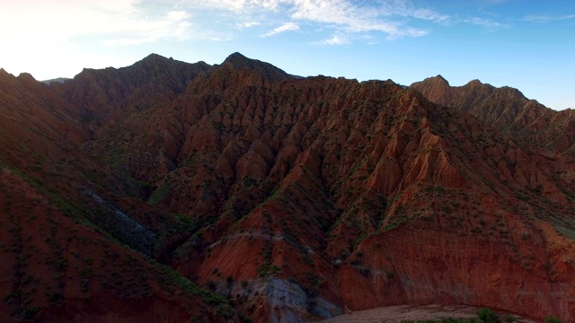 中国新疆天山丹霞地貌鸟瞰图。视频素材