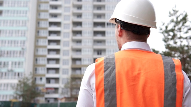 年轻的工头去建筑工地管理一个项目。建筑新技术的概念。视频素材