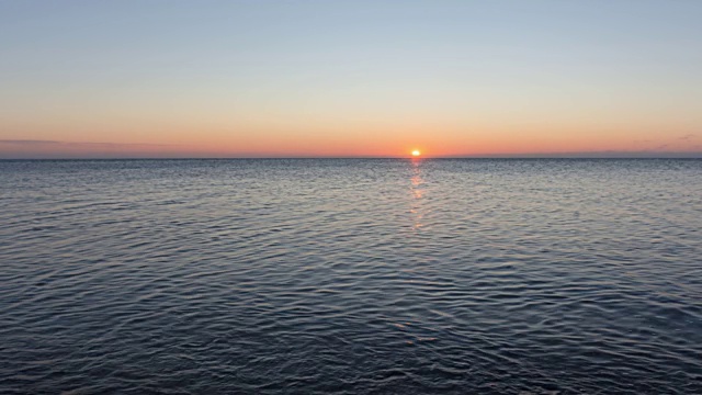 海面上的夕阳渐渐消逝视频素材