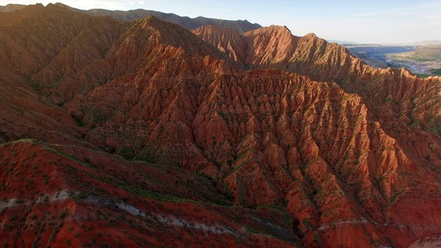 中国新疆天山丹霞地貌鸟瞰图。视频素材