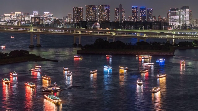 延时:台场的观光游船，背景是东京彩虹桥视频素材