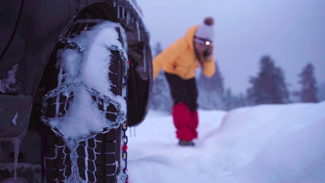 汽车观点。在雪地里开车。汽车在路上抛锚了。在恶劣的天气下，汽车会在偏僻的地方抛锚。汽车保险。一个女人在路上。视频素材