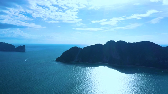 鸟瞰图的Phi Phi，玛雅海滩与蓝色的绿松石海水，山，和热带绿色森林树木日落与安达曼海在普吉岛在夏天，泰国旅游旅行。大自然。视频素材