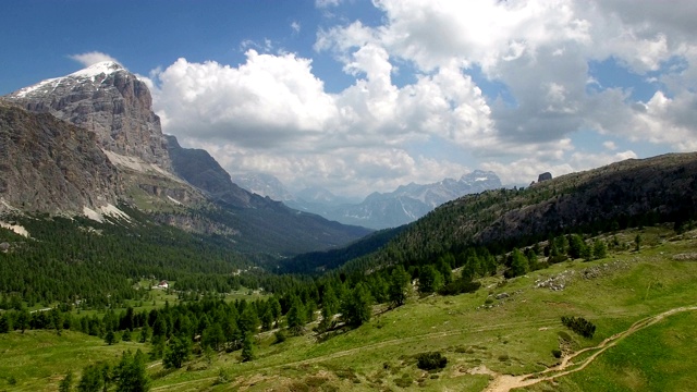 鸟瞰图。飞过Dolomites阿尔卑斯山脉，经过Falzarego意大利视频素材