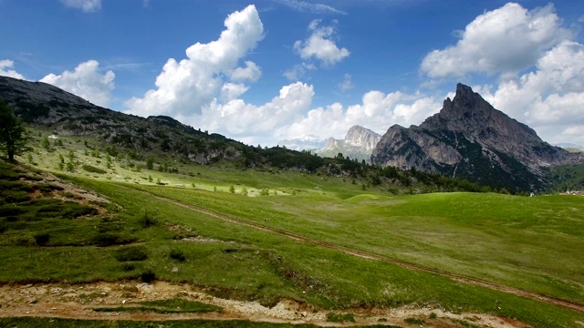 鸟瞰图。飞过Dolomites阿尔卑斯山脉，经过Falzarego意大利视频素材