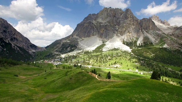 鸟瞰图。飞过Dolomites阿尔卑斯山脉，经过Falzarego意大利视频素材