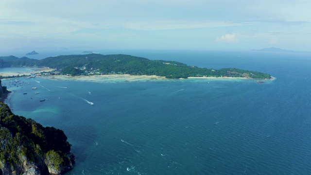 鸟瞰图的Phi Phi，玛雅海滩与蓝色的绿松石海水，山，和热带绿色森林树木日落与安达曼海在普吉岛在夏天，泰国旅游旅行。大自然。视频素材