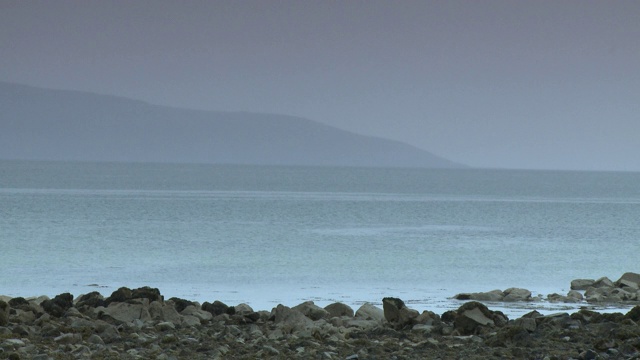 岩石海岸线，水和山的轮廓视频素材