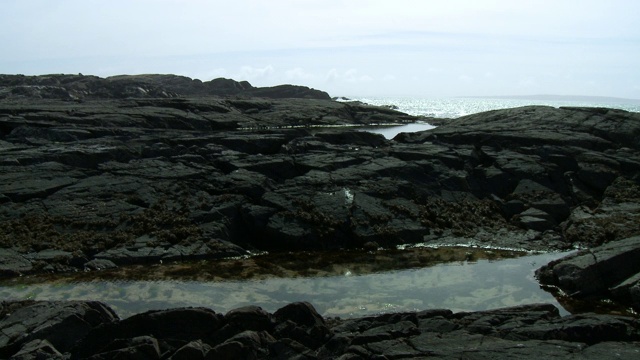 靠近大海的小溪和岩石地形视频素材